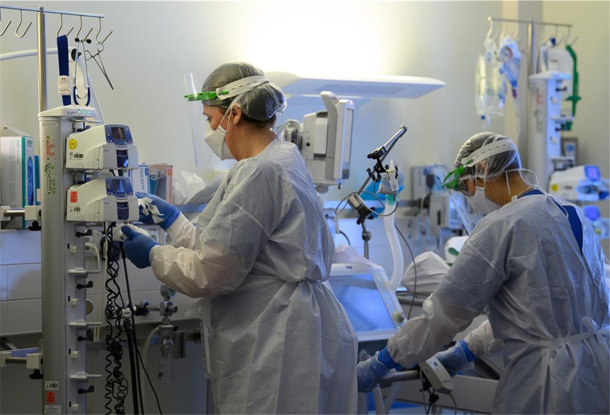 Gleich 85 Corona-Neuinfektionen in Bremerhaven Intensivpflegerinnen sind in Schutzkleidungen auf der Covid-19 Intensivstation in der VAMED Klinik Schloss Pulsnitz mit der Versorgung von Corona-Patienten beschäftigt
