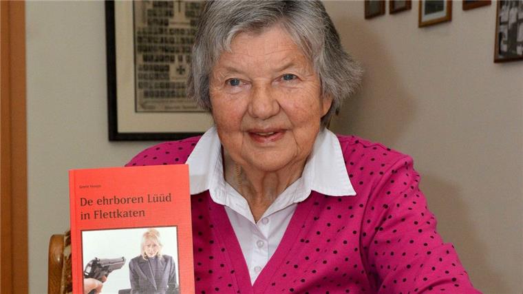 Tarmstedterin schreibt mit 83 Jahren ihren ersten Krimi 15 plattdeutsche Bücher hat Grete Hoops veröffentlicht. Alle beruhen auf wahren Begebenheiten. In ihrem 16. dachte sich die Tarmstedter erstmals eine Geschichte aus. Das Ergebnis ist der Krimi „De ehrboren Lüüd in Flettkaten“.