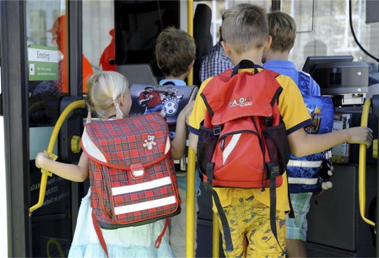 Verstärker-Busse im für die Schüler 150 Schulbusse sind derzeit im Landkreis Cuxhaven im Einsatz. Vor allem in den Knotenzentren sollen in Zukunft mehr Busse fahren.