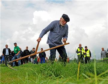 150 Teilnehmer, darunter Jakob Buß aus Wiesmoor, sind bei der Weltmeisterschaft im Sensemähen angetreten. 