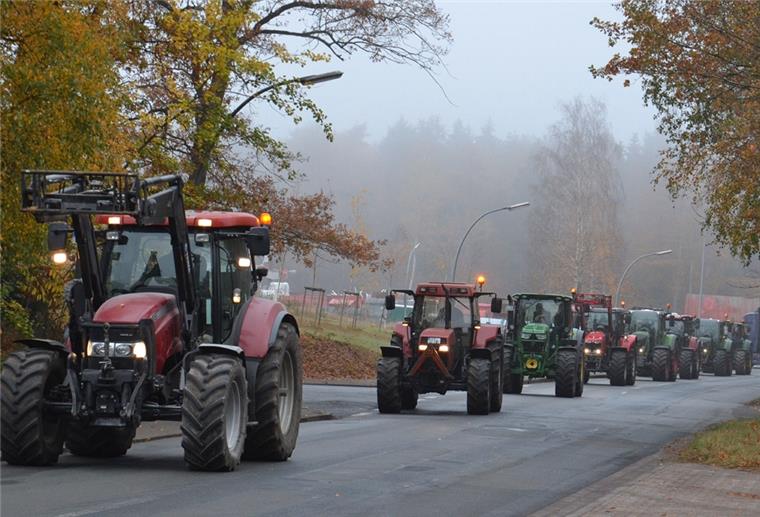 Landwirte machen Druck auf Molkereien 150 Trecker umkreisten heute das DMK-Werk in Zeven. Landwirte wollten damit auf ihre Situation aufmerksam machen