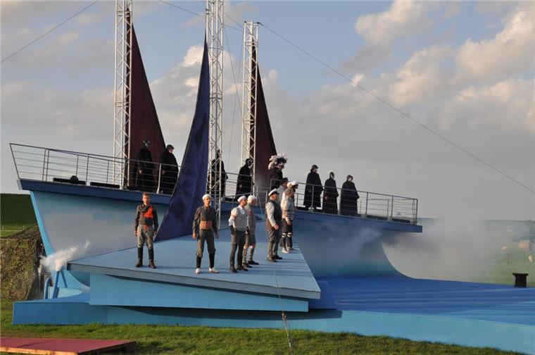 Freilichttheater: Premiere in Dangast mit 1500 Besuchern 1500 Besucher erlebten am Wochenende die Premiere des Freilichttheaterstücks "Das Geisterschiff" am Deich in Dangast.