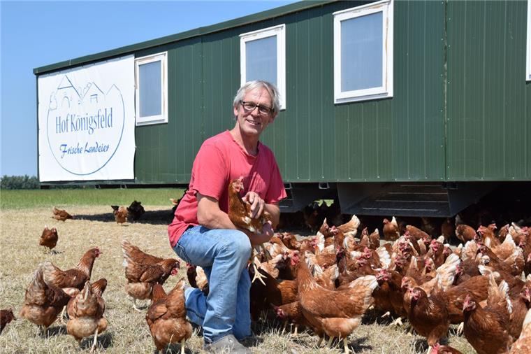 Hofladen in Nordenham: Mehr als nur Eier und Milch 1500 Hühner hält Andreas Speckels-Suhren auf dem Hof Königsfeld in einem mobilen Hühnerstall. Vor drei Jahren hat er mit 350 Hühnern angefangen.
