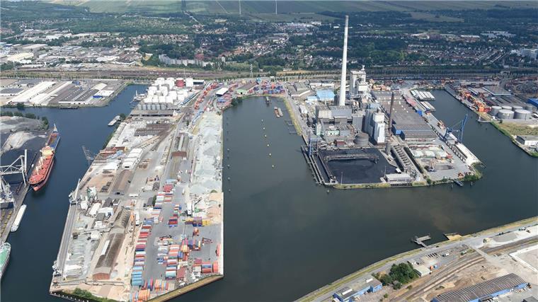15.06.2018, Bremen: Die Luftaufnahme zeigt den Neustädter Hafen.