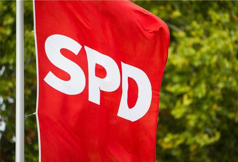 SPD: Vier Bremerhavener verstärken Landesvorstand 15.09.2018, Hessen, Offenbach: Eine Flagge mit dem Logo der SPD weht während des offiziellen Wahlkampfauftaktes der SPD Hessen vor der Lounge Offenbach im Wind. Am 28. Oktober finden die Landtagswahlen in Hessen statt. Foto: Silas Stein/dpa +++ dpa-Bildfunk +++