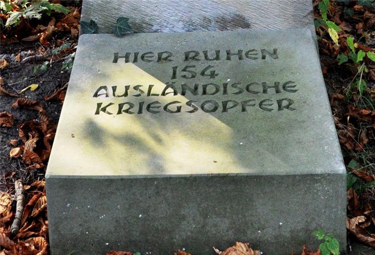Blexen: Zwangsarbeiter-Massengrab wird neu gestaltet 154 zumeist sowjetische Zwangsarbeiter liegen auf dem Blexer Friedhof II begraben.