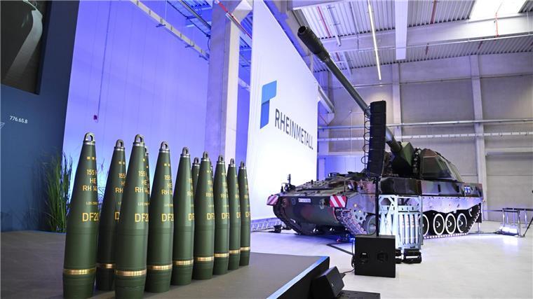 Neues Rheinmetall-Munitionswerk eröffnet - Lob aus Politik 155-Millimeter-Munition vor einer Panzerhaubitze 2000, mit der solche Geschosse verschossen werden.