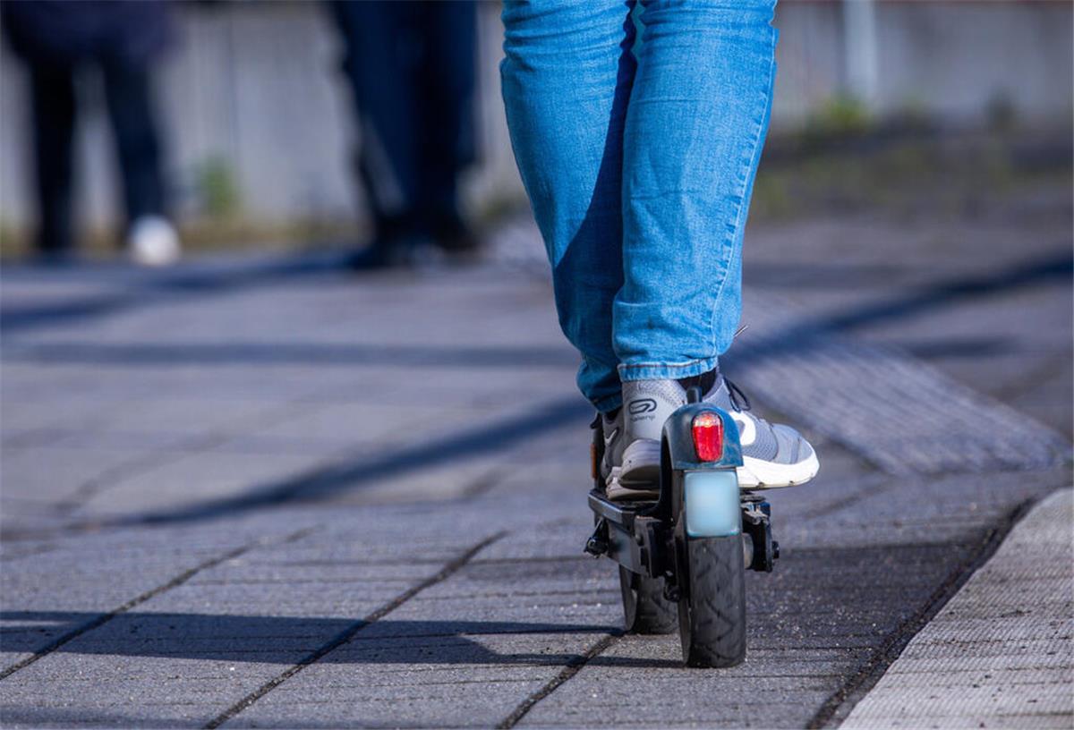 Jugendlicher E-Scooter-Fahrer kollidiert mit Auto wegen Vorfahrtsfehler ARCHIV - 17.04.2024, Mecklenburg-Vorpommern, Wismar: Ein Reisender fährt mit seinem E-Scooter über den Bahnsteig. (zu dpa: «E-Scooter-Fahrer stürzt und stirbt») Foto: Jens Büttner/dpa +++ dpa-Bildfunk +++
