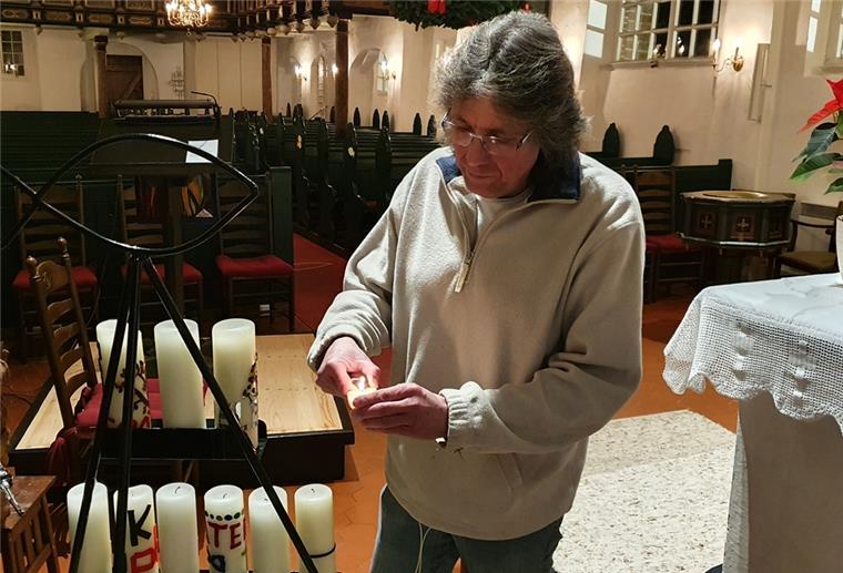 16 Minuten im Advent – Redakteur lässt Gedanken freien Lauf 16 Minuten in der Kirche von Neuenwalde: Redakteur Andreas Schoener zündet eine Kerze an, während draußen die Geräusche des Alltags verstummen.