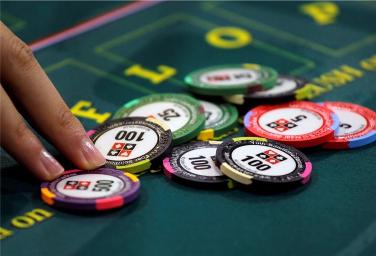 Spielchips auf einem Tisch.