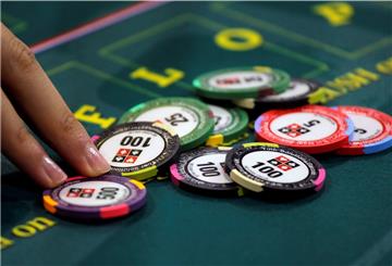 Spielchips auf einem Tisch.