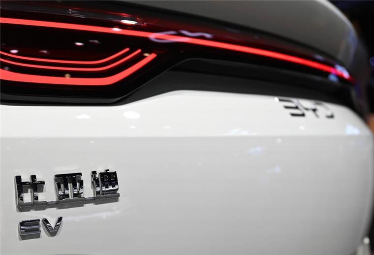 Umfrage mit deutlichem Ergebnis: So kommen die E-Autos aus China bei den Deutschen an Am Heck eines Elektroautos steht in chinesischen Schriftzeichen Bi Ya Di - der chinesische Name von BYD.