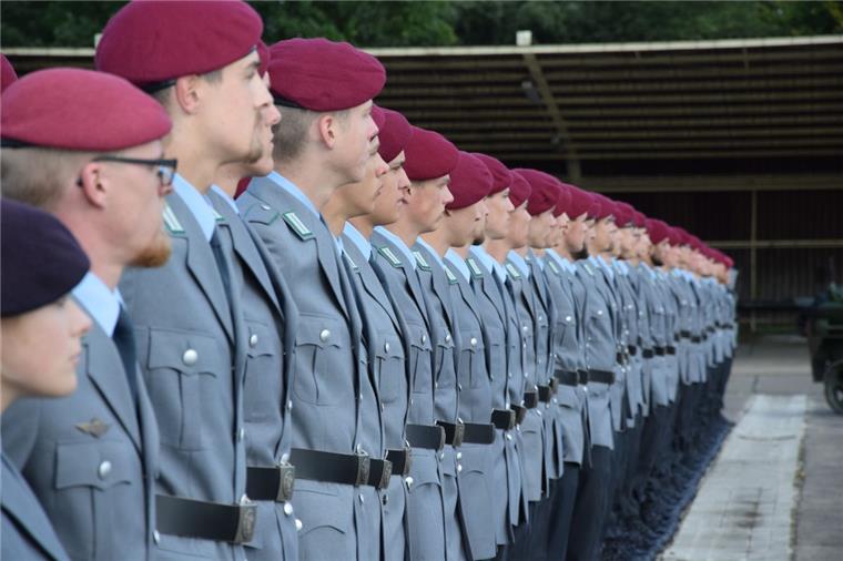 Mit Video: 245 Bundeswehr-Rekruten legen in der Kaserne Seedorf ihr Gelöbnis ab 160 Fallschirmjäger aus Seedorf und 85 Panzergrenadiere aus Munster legten ihr Feierliches Gelöbnis ab.