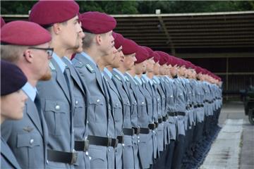 160 Fallschirmjäger aus Seedorf und 85 Panzergrenadiere aus Munster legten ihr Feierliches Gelöbnis ab.