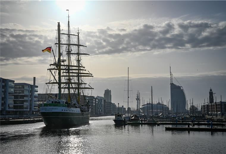 17 Großsegler werden zur Lütten Sail erwartet. Die Veranstaltung wird allerdings kräftig eingedampft. Das Geschehen wird auf fünf umzäunte Zonen rund um den Alten und Neuen hafen begrenzt.