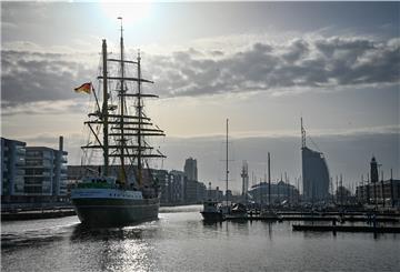 17 Großsegler werden zur Lütten Sail erwartet. Die Veranstaltung wird allerdings kräftig eingedampft. Das Geschehen wird auf fünf umzäunte Zonen rund um den Alten und Neuen hafen begrenzt.