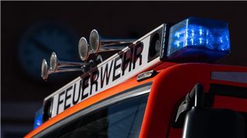 17 Menschen wurden bei einem Brand auf einem Firmengelände leicht verletzt - darunter zwei Kameraden der Feuerwehr. (Symbolbild)