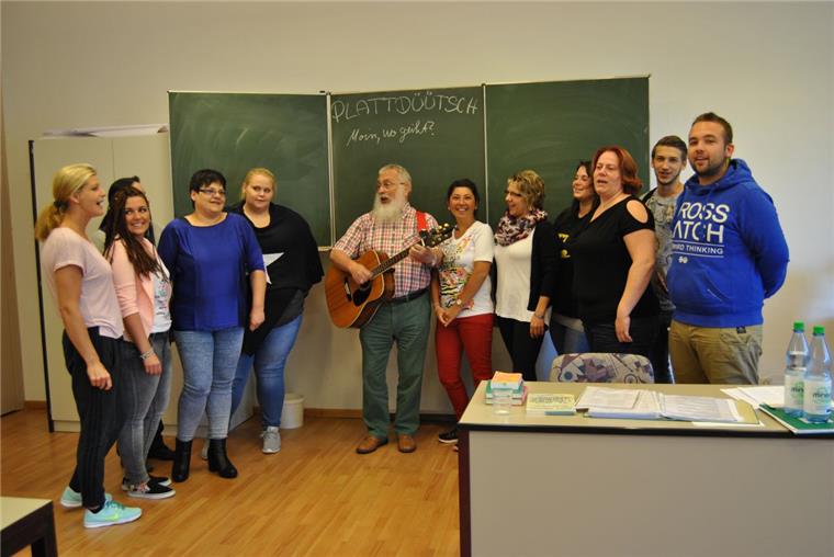 Angehende Altenpfleger lernen Plattdeutsch 17 Schüler lernen im zweiten Jahr ihrer Ausbildung zum Altenpfleger Plattdeutsch. Sie singen das Lied: „Över de stillen Straaten“.