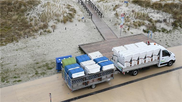 17 Strandkörbe gleichzeitig werden per Lieferwagen und Anhänger zum Strand von Norddeich gebracht. Zum Start der Osterferien in wenigen Tagen bereiten sich die Tourismusbetriebe an der niedersächsischen Nordseeküste und auf den Ostfriesischen Inseln auf die neue Urlaubssaison vor.