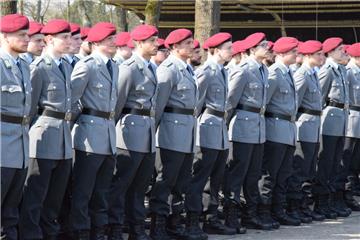 175 Rekruten aus Seedorf und Munster haben in der Fallschirmjäger-Kaserne ihr Feierliches Gelöbnis abgelegt. 