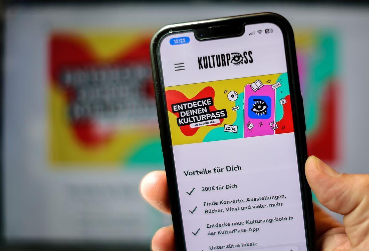 Die Website für den Kulturpass für deutsche Jugendliche ist auf einem Smartphone geöffnet.