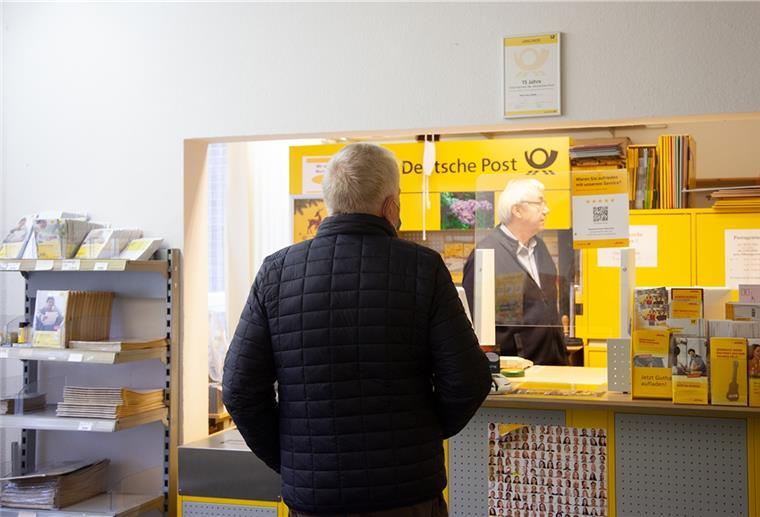 Nordholz ist bald ohne Post 18 Jahre lang hat Karsten Ney (rechts), Betreiber die Postagentur am Scharnstedter Weg betrieben. Wirtschaftliche Gründe hätten ihn zur Aufgabe bewogen.