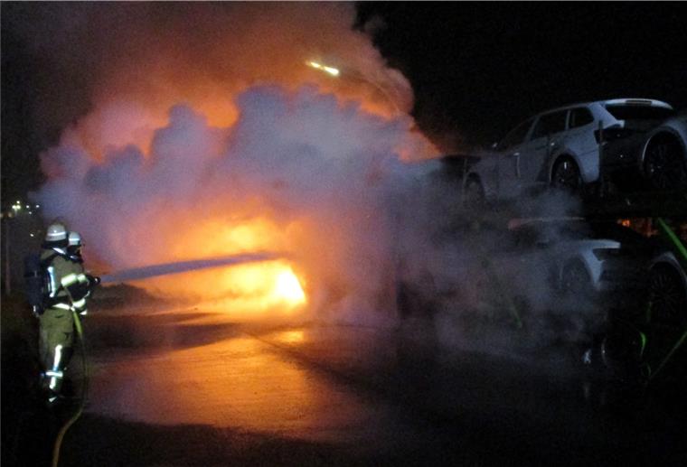 Bremerhaven: Lkw in Flammen, Fahrer erleidet Verbrennungen 18 Kameraden der Berufsfeuerwehr, darunter vier unter Atemschutz, waren an dem Einsatz beteiligt.