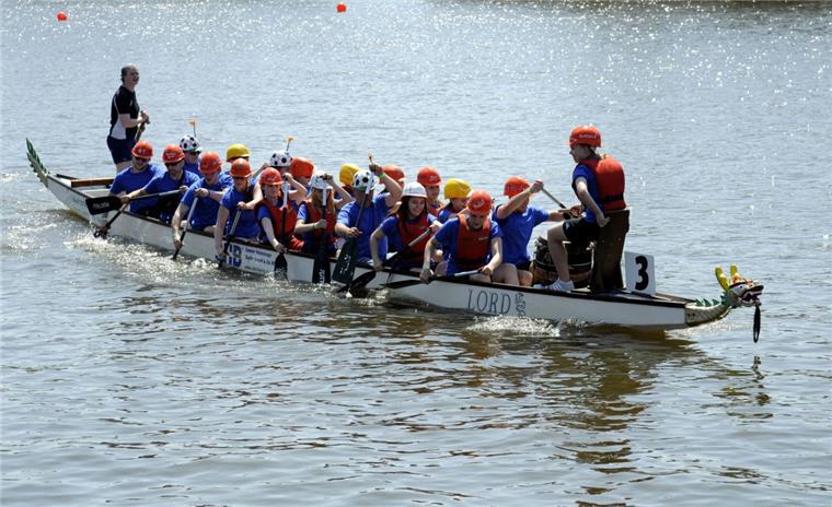 Geestemünder Polizisten siegen beim Drachenboot-Cup 18 Paddler müssen auf dem Drachenboot alles geben. Der Trommler gibt den Takt weiter. Es war laut beim Drachenboot-Cup im Schaufenster Fischereihafen.