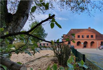 1936 als Schule gebaut, wird das Backsteingebäude an der Cappeler Mühlenstraße 11 seit den 1970er Jahren zur Betreuung von Kindergartenkindern genutzt.