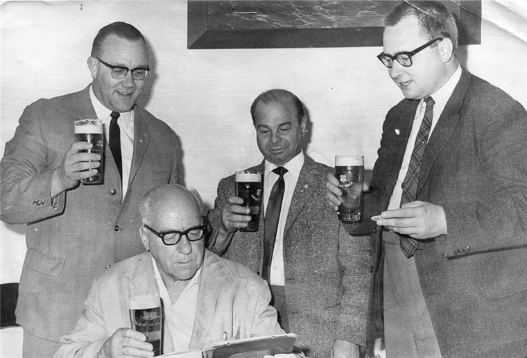 Alte Chronik über die Nordenhamer Sportszene aufgetaucht 1957 fanden (von links) Werner Büsing, Robert Urlaub, Gustav Emmert und Dr. Klaus Bed die Vereinschronik des Sportclubs Nordenham wieder.
