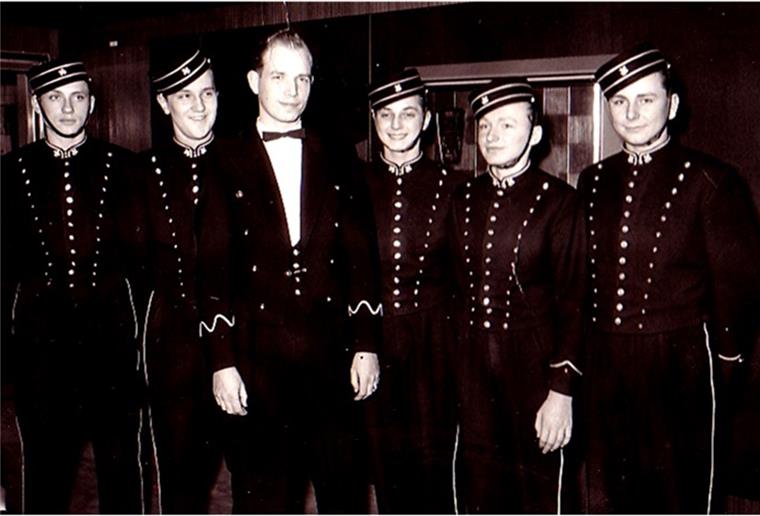 Mit Weltstar Roy zwei Jahre auf hoher See 1959: Die Pagen und ihr Ausbilder, ein Oberstewardassistent, an Bord des Passagierschiffes "Bremen". der Bremerhavener Werner Bresser ist der Zweite von links, der Nordenhamer Uwe Horn, alias "Roy" der Dritte von rechts. Von 1959 bis 1961 sind die beiden gemeinsam permanent auf dem Linienschiff nach New York und weiter in die Karibik gefahren. Jahrzehnte später haben sie sich in Las Vegas wiedergetroffen.