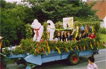 1977 nahmen die Damen vom Kegelklub "Flott weg" zum ersten Mal mit einem eigenen Wagen am Umzug in Dedesdorf teil. Das Motiv war ein weißer Pudel.