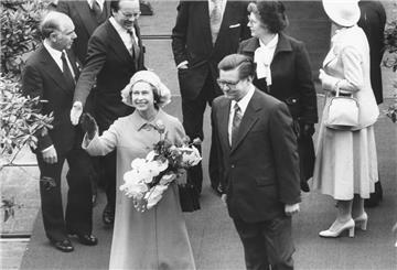 1978 besuchte die Queen Bremerhaven. Elizabeth II. winkt neben Bürgermeister Hans Koschnick den Bremerhavenern zu.