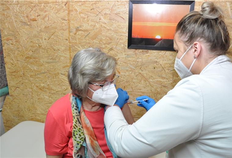 198 Bewohnerinnen und Bewohner der Gemeinde Butjadingen ab einem Alter von 80 Jahren sind am Wochenende in Burhave geimpft worden. Hier gibt die Arzthelferin Pauline Nordbruch der 82-jährigen Eckwarderin Rosa Dierksen den Piks.