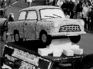1990 zeigte der Bürgerverein Sürwürden/Alse in Originalgröße einen aus Rosen gebauten Trabi im Festumzug.