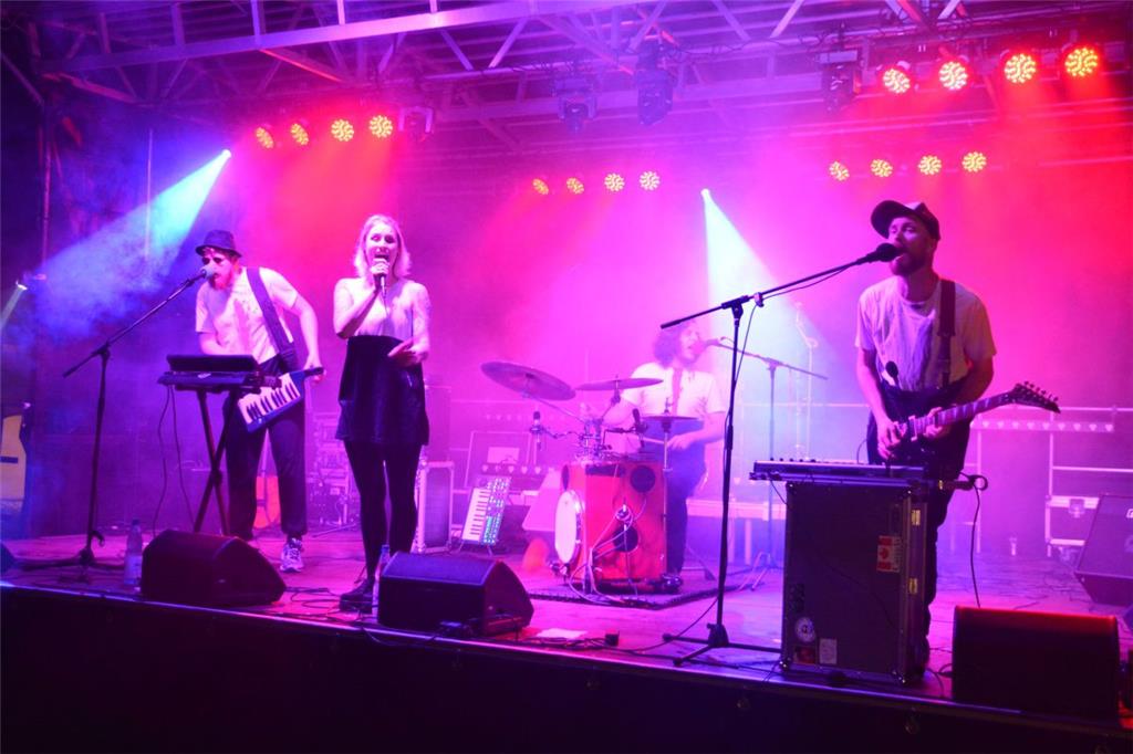 20 Bands rocken das Beerster Gymnasium: So sah es auf dem NIG-Rock-Festival aus.