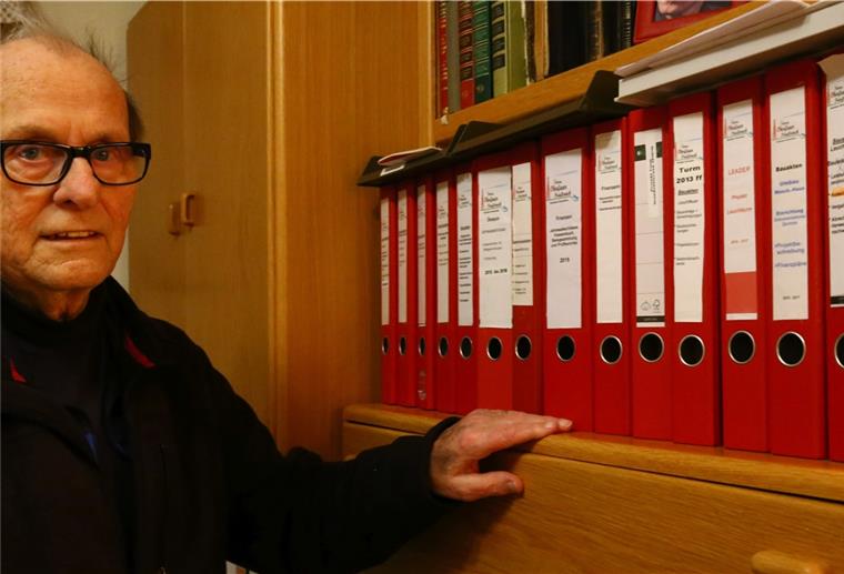 So rettete Beharrlichkeit das Oberfeuer Preußeneck 20 rote Aktenordner voller Dokumente über die Rettung des Oberfeuers Preußeneck in Eckwarderhörne lagert Ernst Tannen in seinem Arbeitszimmer.