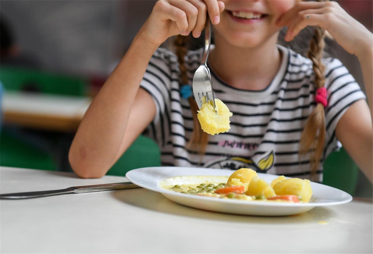 Schüler beim Mittagessen in der Mensa einer Grundschule
