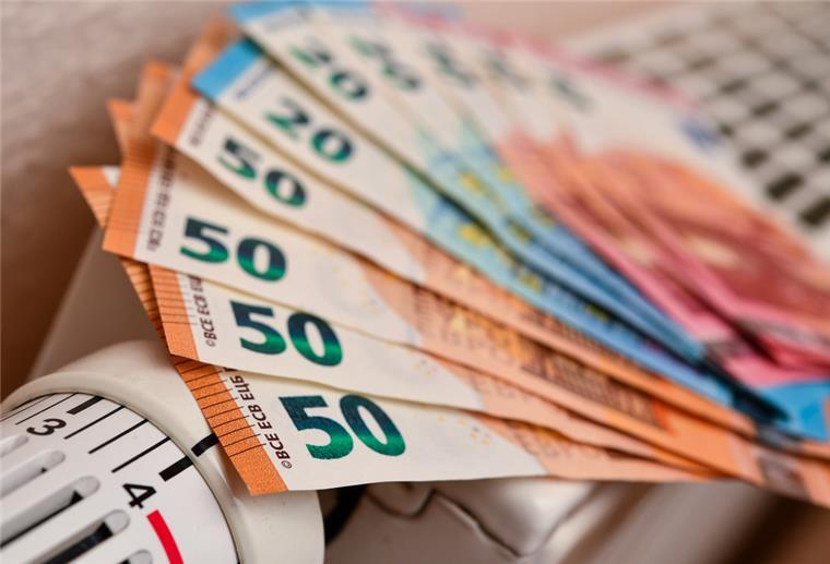 Niedersachsen: Wirtschaftshilfe für Unternehmen ab Januar geplant Euroscheine liegen auf einer Heizung in einer Wohnung