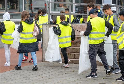 200 Schüler haben sich in Geestemünde an der Müllsammelaktion beteiligt.