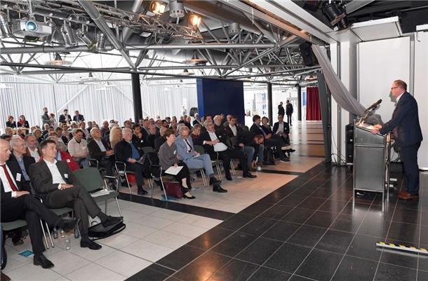 200 Zuhörer interessierten sich für das Thema Wasserstoff in der Stadthalle Bremerhaven. 