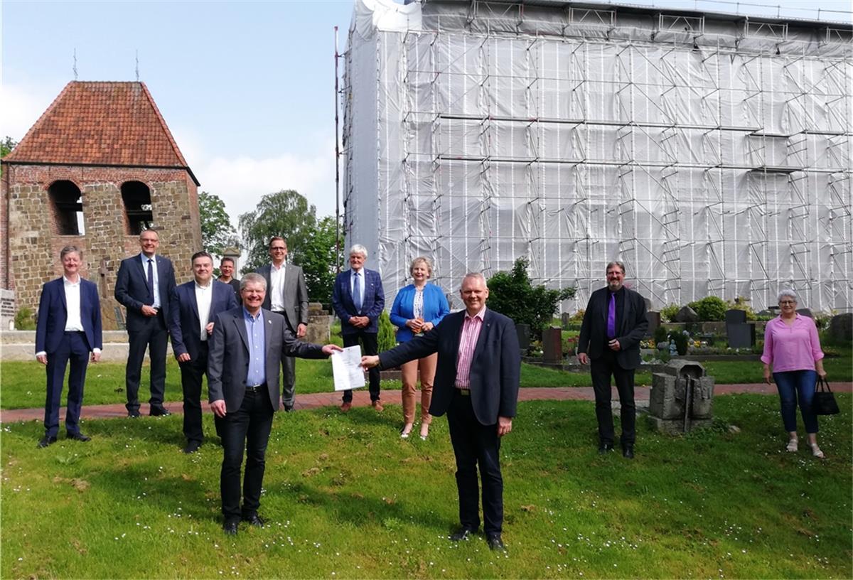 Geld für einen „großen Schatz“ 20000 Euro für die Innenarbeiten an der Golzwarder Kirche: Der niedersächsische Kulturminister Björn Thümler überreichte Pastor Dirk Jährig (vorn, von rechts) den Bescheid.