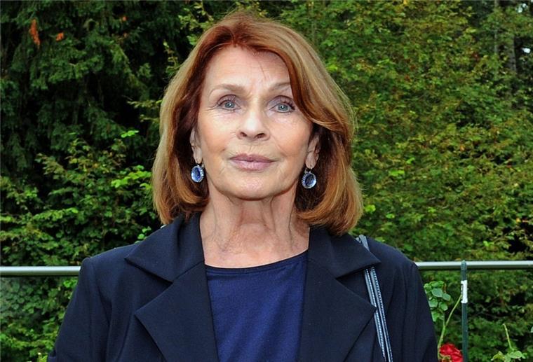 Welt-Mädchentag: Senta Berger hofft auf mehr Gleichberechtigung Die Schauspielerin Senta Berger lächelt im Rosengarten der Politischen Akademie am Starnberger See.