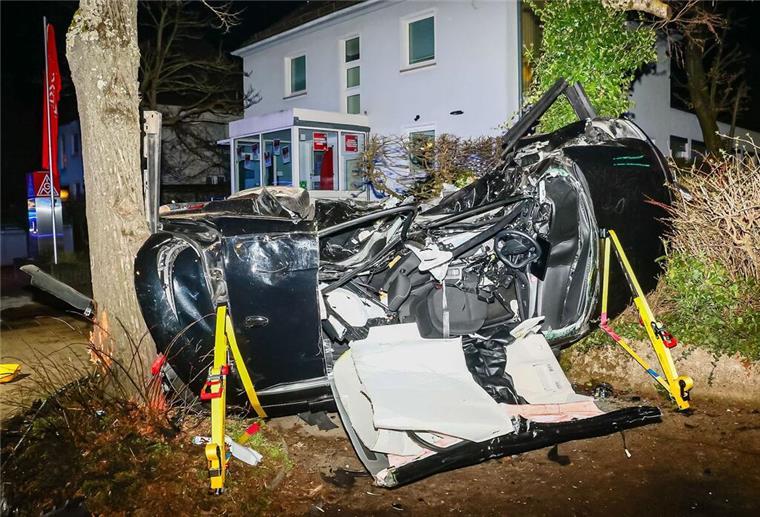 20.03.2025, Baden-Württemberg, Ludwigsburg: Ein zerstörtes Auto liegt an einer Unfallstelle. Bei einem mutmaßlichen Autorennen sind in Ludwigsburg zwei unbeteiligte Frauen ums Leben gekommen. Foto: Andreas Rometsch/KS-Images.de/dpa +++ dpa-Bildfunk +++