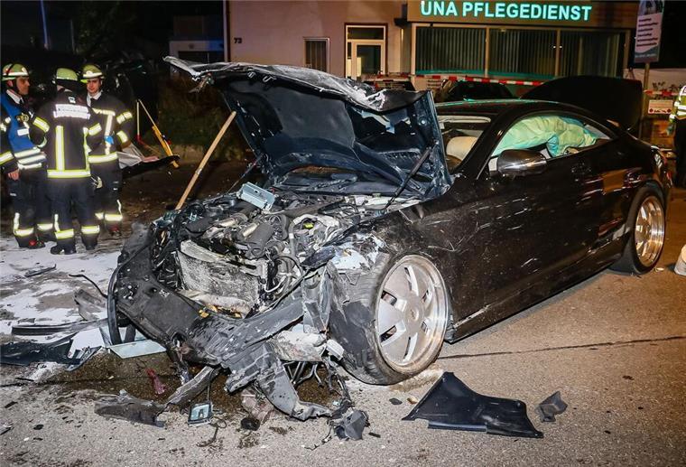 20.03.2025, Baden-Württemberg, Ludwigsburg: Rettungskräfte der Feuerwehr sind an einer Unfallstelle im Einsatz. Bei einem mutmaßlichen Autorennen sind in Ludwigsburg zwei unbeteiligte Frauen ums Leben gekommen. Foto: Andreas Rometsch/KS-Images.de/dpa +++ dpa-Bildfunk +++