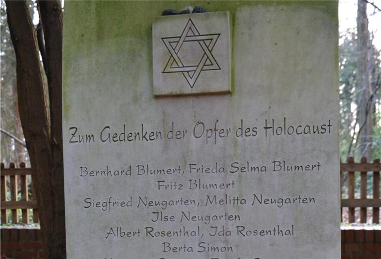 Die Geschichte des jüdischen Friedhofs in Zeven Der 2008 auf dem jüdischen Friedhof in Zeven aufgestellte Gedenkstein für die 21 ermordeten Zevener Juden