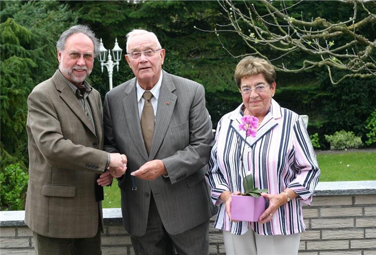 Alte Chronik über die Nordenhamer Sportszene aufgetaucht 2012 wurde Werner Büsing (Mitte) für 60 Jahre ehrenamtliches Engagement geehrt. Der damalige Vorsitzende des früheren Fußballkreises Wesermarsch, Helmut Quaas aus Berne, ehrte ihn. Rechts steht Werner Büsings Frau Ilse.