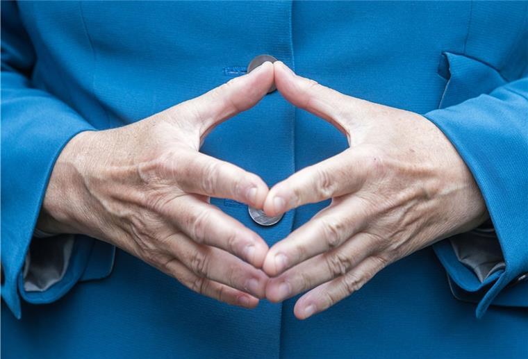 2015, Berlin: Bundeskanzlerin Angela Merkel (CDU) hat beim Bürgerfest im Garten von Schloss Bellevue in Berlin ihre Hände zu einer Raute geformt.