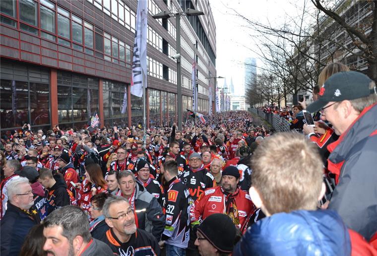 Sonderzug zum Freiluftspiel - Fischtown Pinguins Fans beim Eishockey Spiel