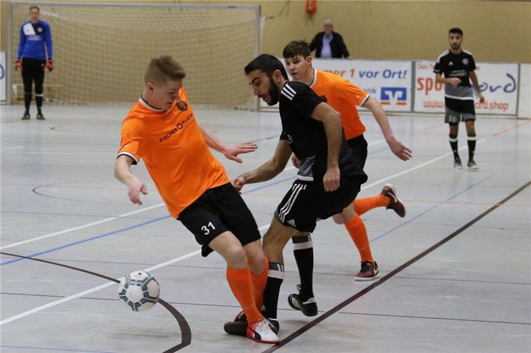 In der Wesermarsch kommt Futsal nicht an 2018 traf der FSV Warfleth (orange Trikots) in der Vorrunde auf den 1. FC Nordenham. Diesmal sind sie in verschiedenen Gruppen.